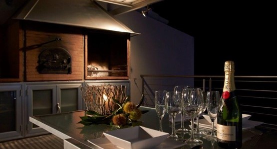 terraza con mesa lista para comer en Sierra de Gredos